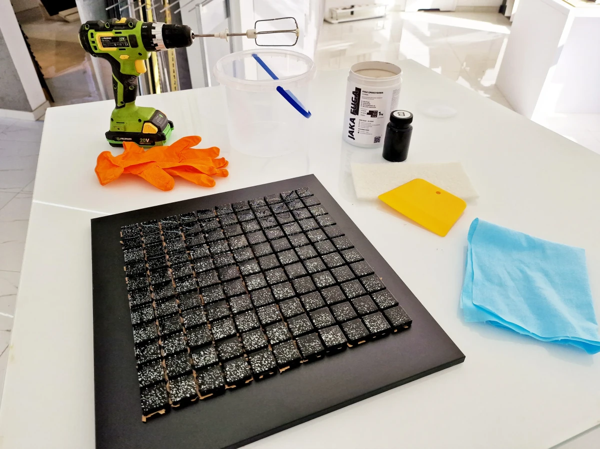 JAKA FUGA | epoksydowa metalizowana FUGA CZARNA ONYX 1kg – dekoracyjne do wnętrz – Szklane Mozaiki