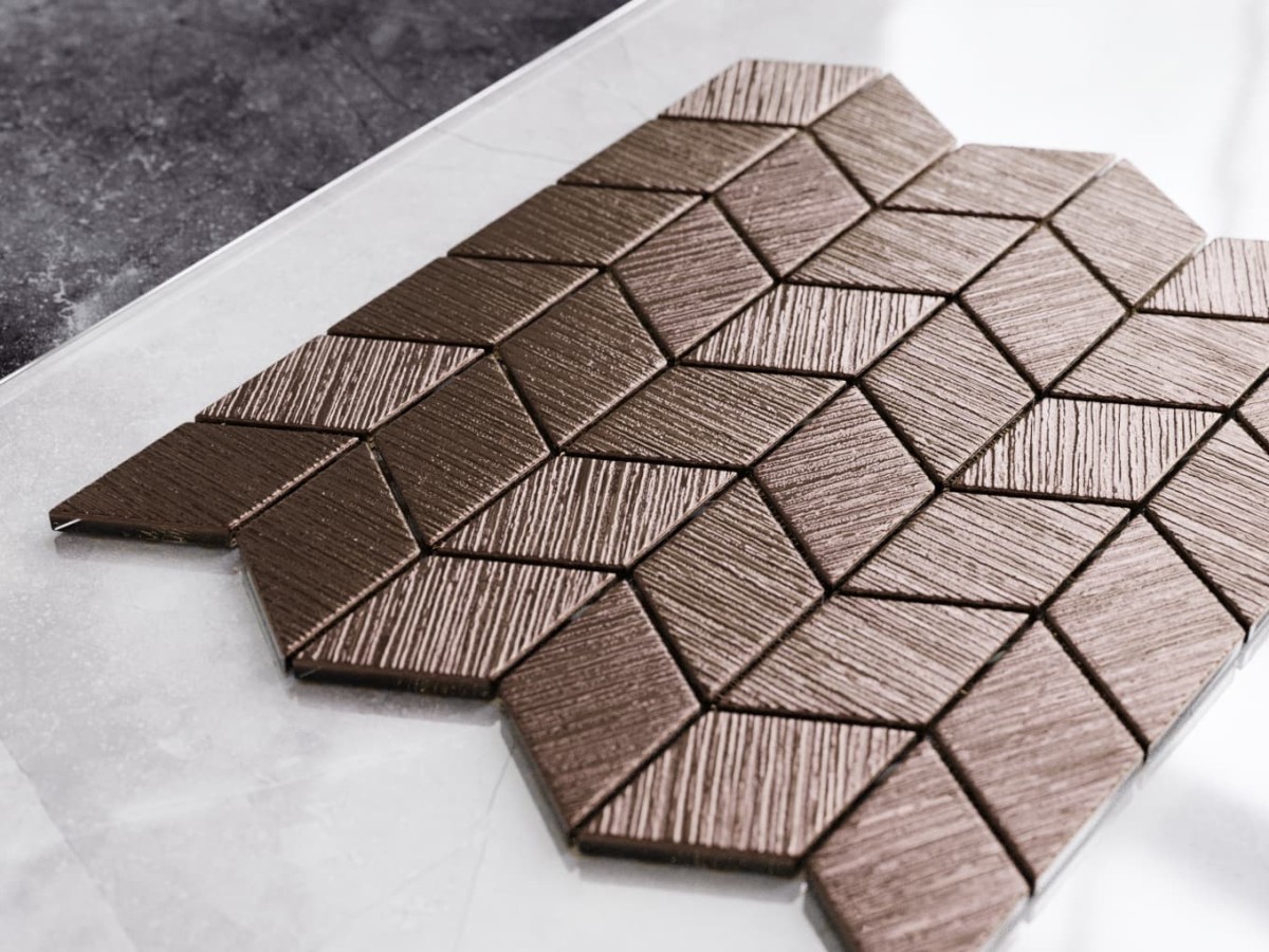 MOZAIKA SZKLANA CHEVRON ROMB COPPER ROSE METALIC STRUKTURA – dekoracyjne do wnętrz – Szklane Mozaiki