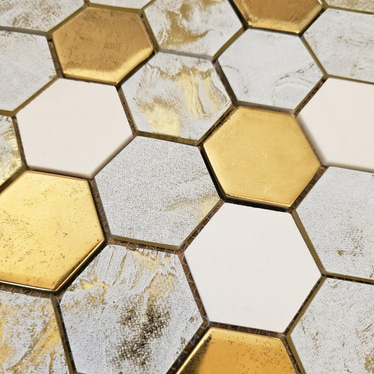 Mozaika ceramiczna Heksagon Volcano Gold White - szklanemozaiki.pl