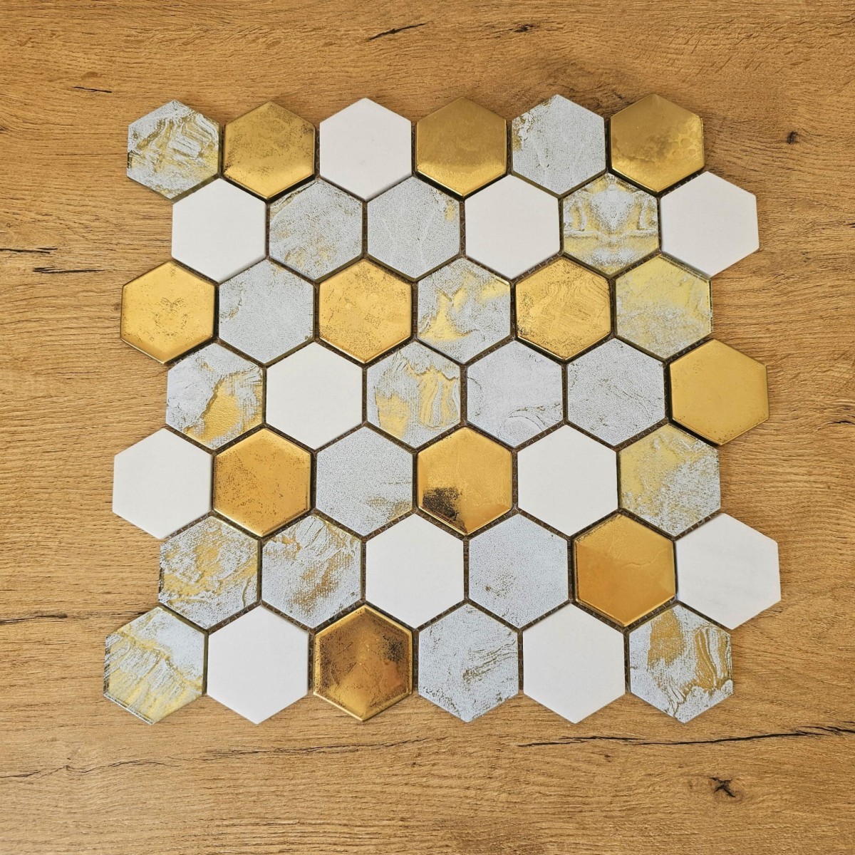 Mozaika ceramiczna Heksagon Volcano Gold White - szklanemozaiki.pl
