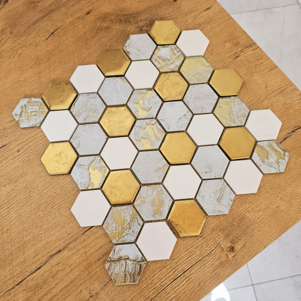 Mozaika ceramiczna Heksagon Volcano Gold White - szklanemozaiki.pl