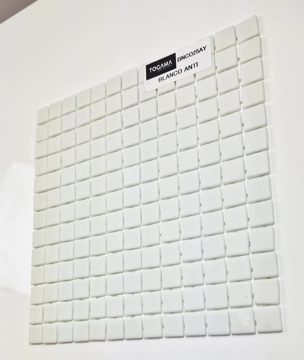 MOZAIKA BASENOWA TOGAMA NIEBLA BLANCO SILK MAT – dekoracyjne do wnętrz – Szklane Mozaiki