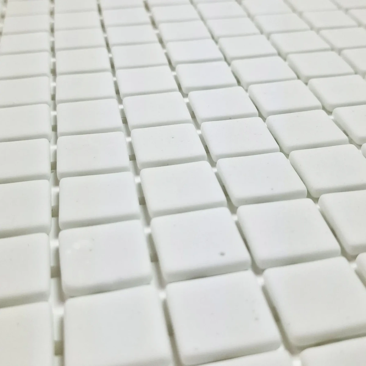 MOZAIKA BASENOWA TOGAMA NIEBLA BLANCO SILK MAT – dekoracyjne do wnętrz – Szklane Mozaiki