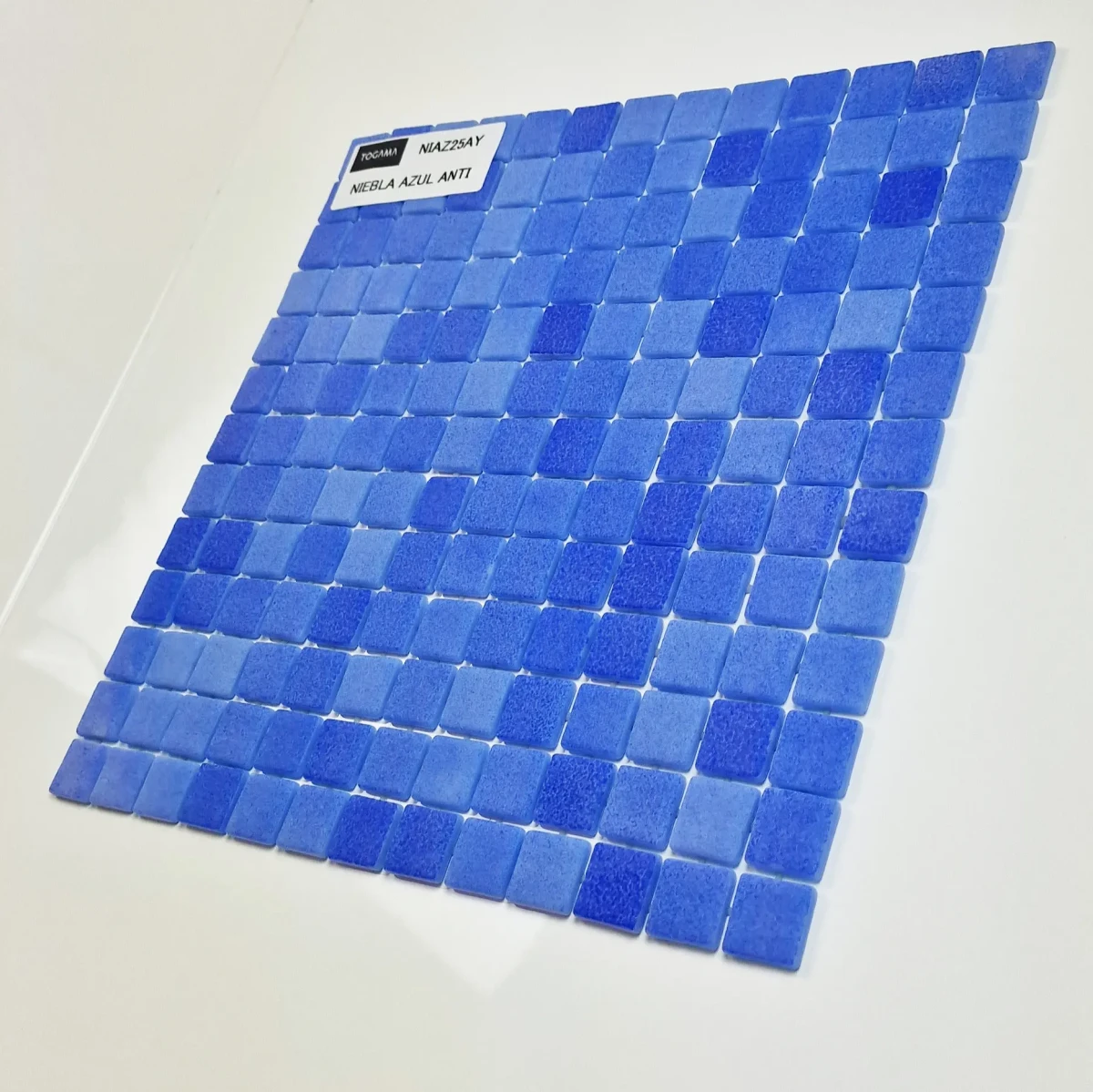MOZAIKA BASENOWA TOGAMA NIEBLA AZUL SILK MAT – dekoracyjne do wnętrz – Szklane Mozaiki
