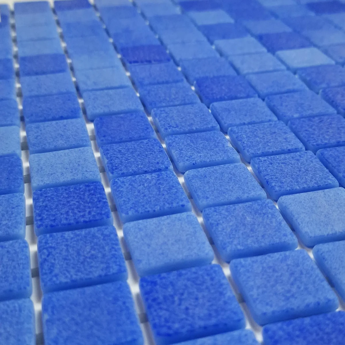 MOZAIKA BASENOWA TOGAMA NIEBLA AZUL SILK MAT – dekoracyjne do wnętrz – Szklane Mozaiki