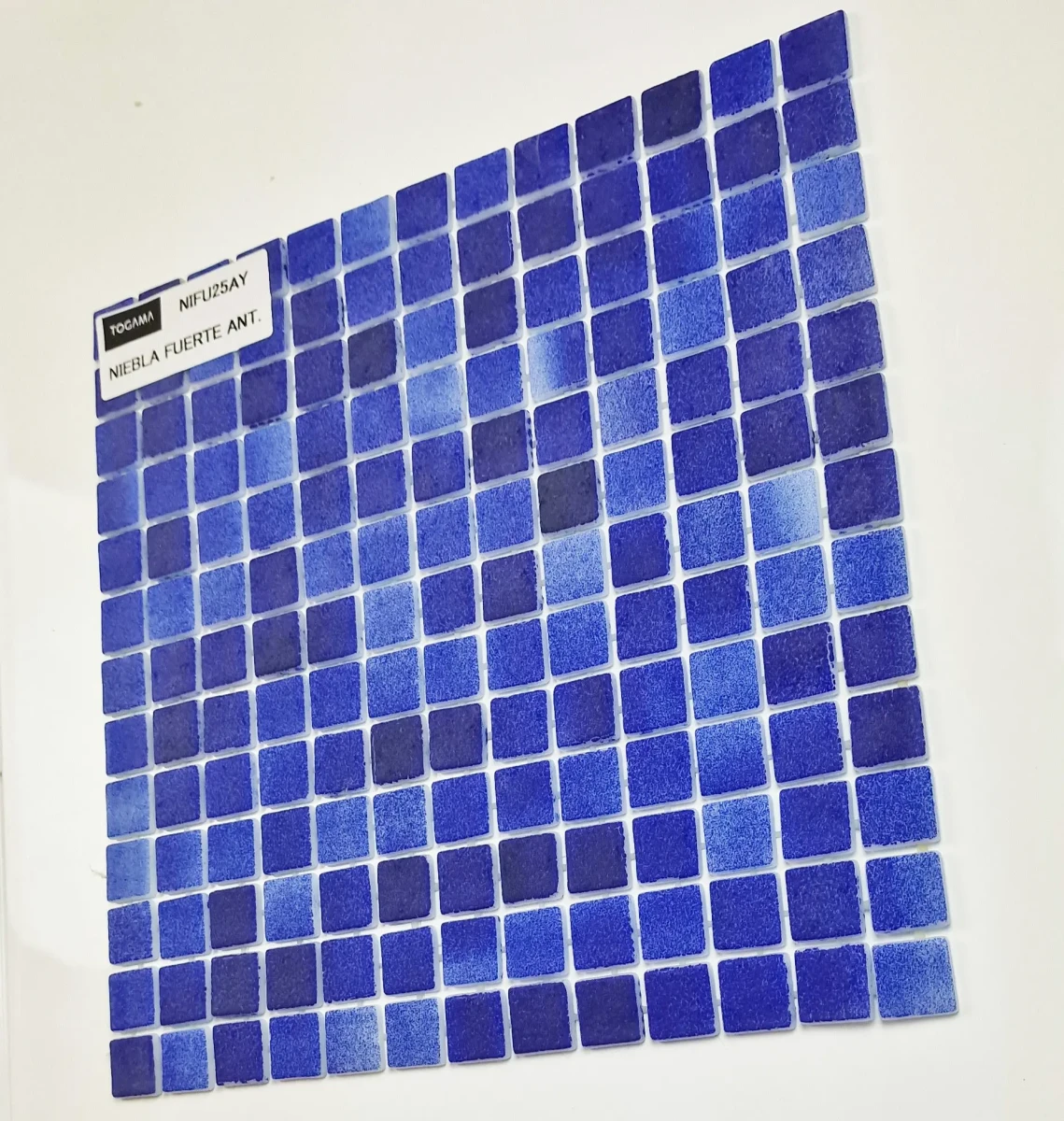 MOZAIKA BASENOWA TOGAMA NIEBLA FUERTE SILK MAT – dekoracyjne do wnętrz – Szklane Mozaiki