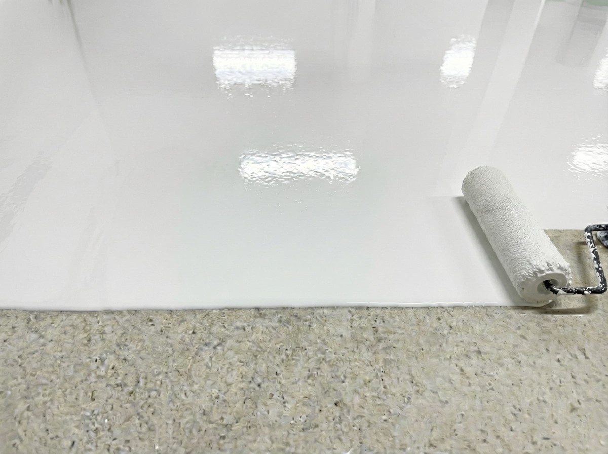ŻYWICA EPOKSYDOWA NA POSADZKĘ GARAŻ ZESTAW NA 10m2 RAL 9003 BIAŁY – dekoracyjne do wnętrz – Szklane Mozaiki