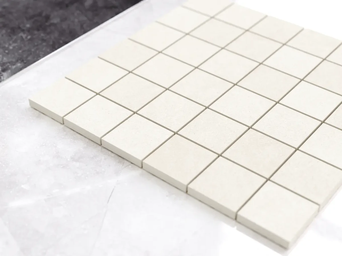 MOZAIKA GRESOWA DOBLO BIANCO kostka 4,8cm – dekoracyjne do wnętrz – Szklane Mozaiki
