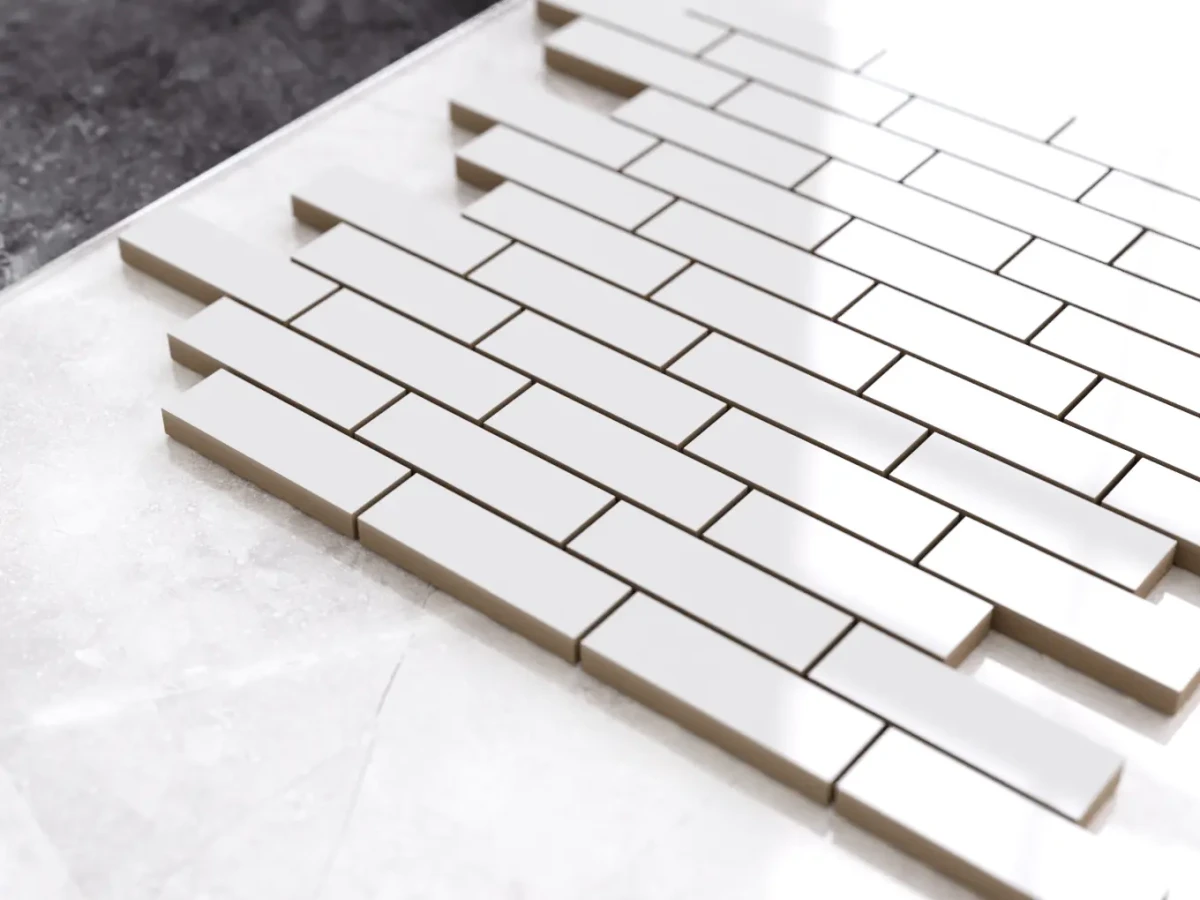 MOZAIKA CERAMICZNA BIAŁA WHITE POŁYSK MUREK NIEREGULARNY – dekoracyjne do wnętrz – Szklane Mozaiki