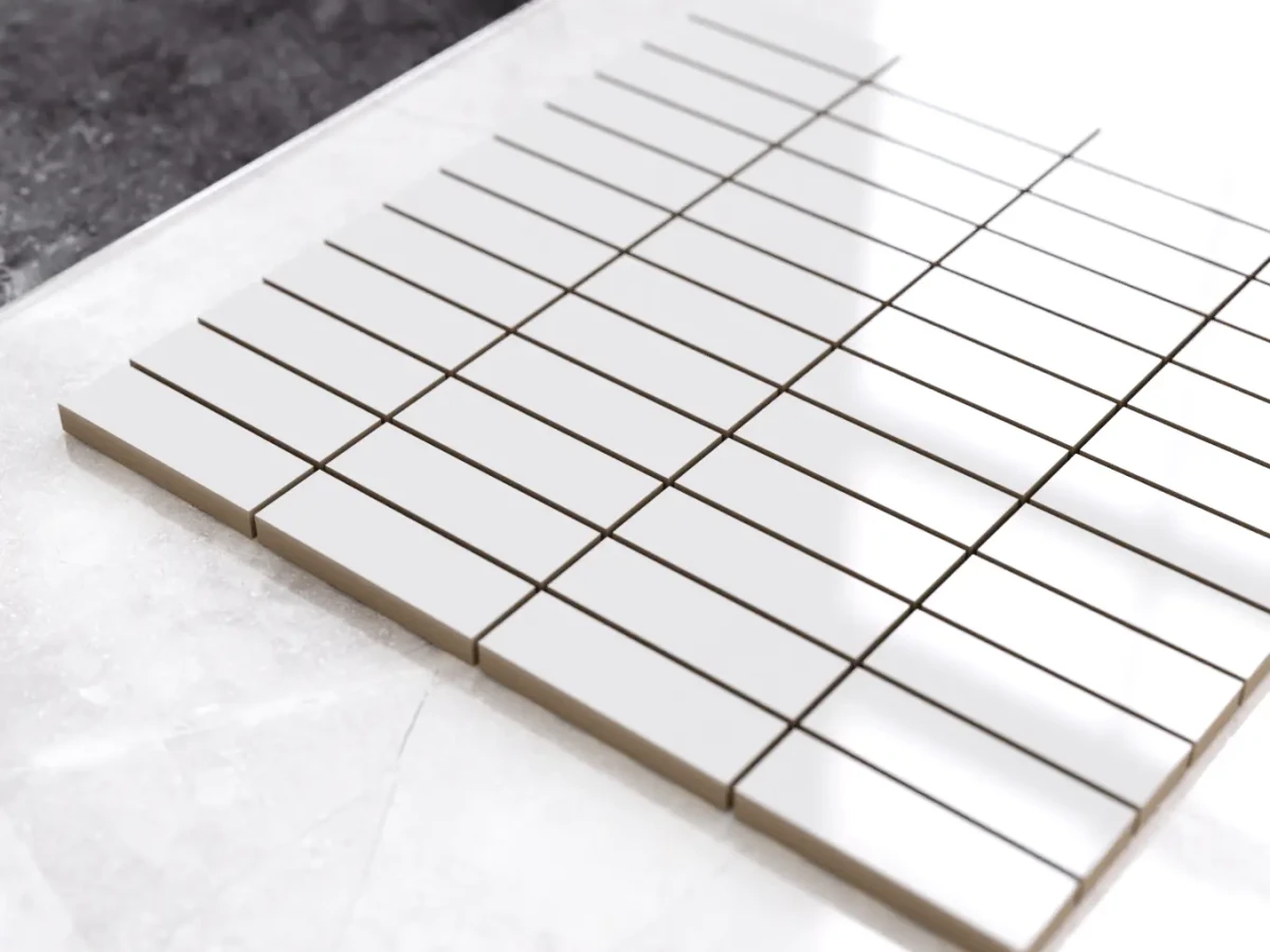 MOZAIKA CERAMICZNA BIAŁA WHITE POŁYSK CEGIEŁKA – dekoracyjne do wnętrz – Szklane Mozaiki