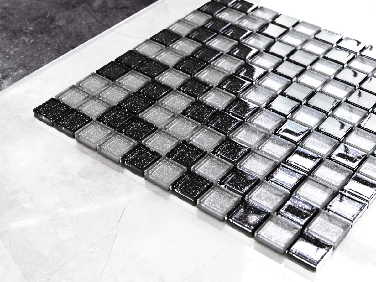MOZAIKA SZKLANA SPOTLIGHT NERO SILVER BROKAT 30x30cm 8mm – dekoracyjne do wnętrz – Szklane Mozaiki