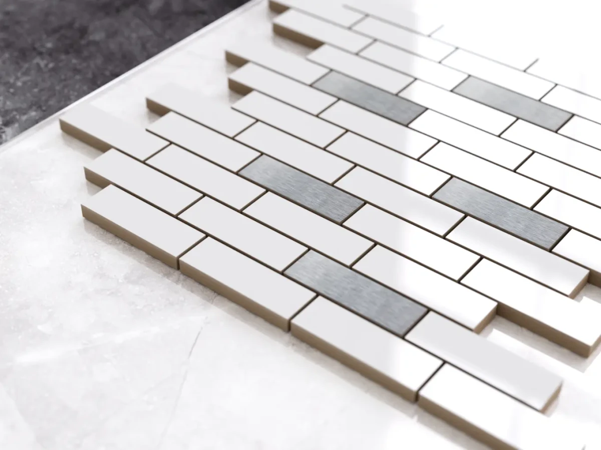 MOZAIKA CERAMICZNA BIAŁA WHITE POŁYSK SILVER CEGIEŁKA MUREK NIEREGULARNY – dekoracyjne do wnętrz – Szklane Mozaiki