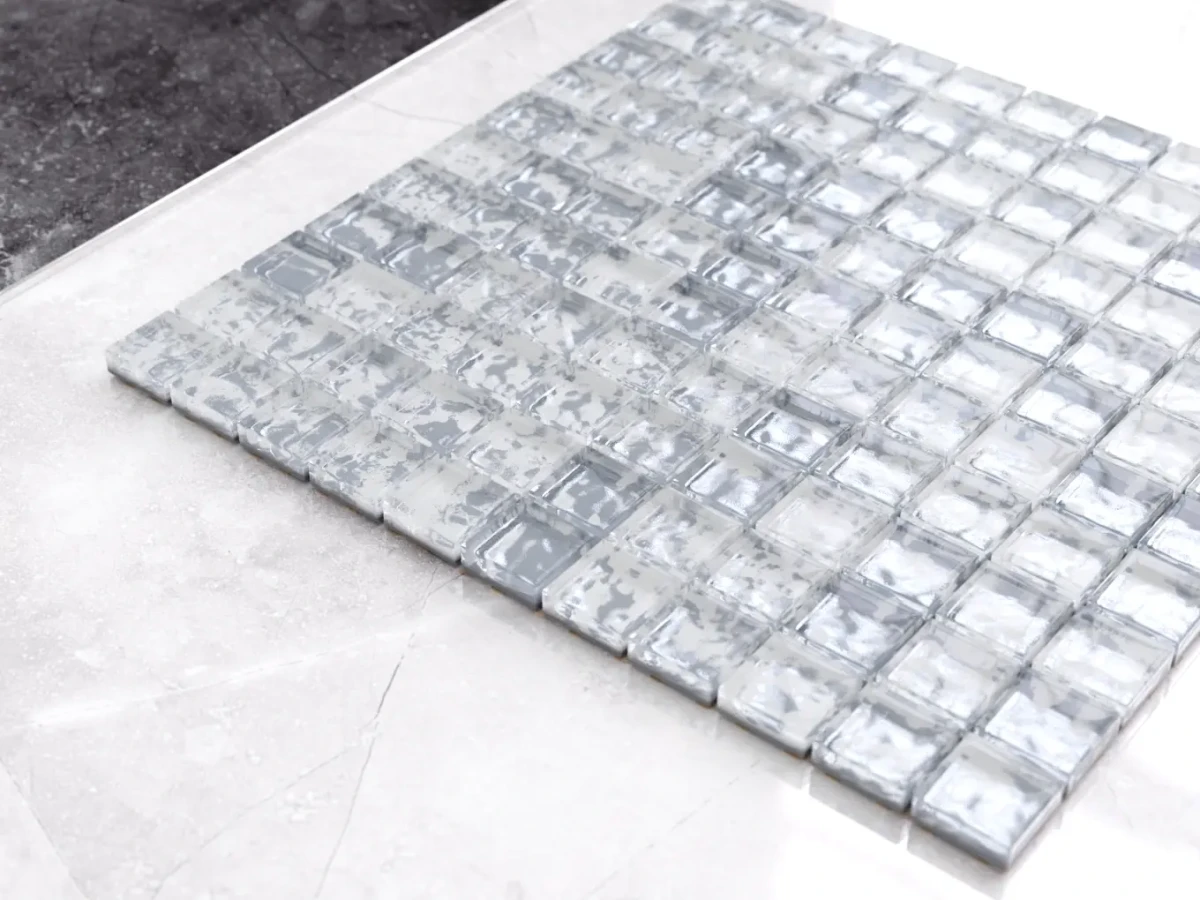 MOZAIKA SZKLANA BIAŁA SILVER FROZEN 30x30cm 8mm – dekoracyjne do wnętrz – Szklane Mozaiki