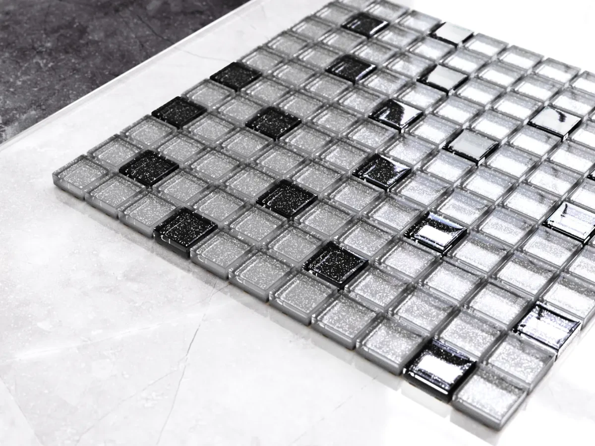 MOZAIKA SZKLANA SILVER/NERO BROKAT 30x30cm 8mm – dekoracyjne do wnętrz – Szklane Mozaiki