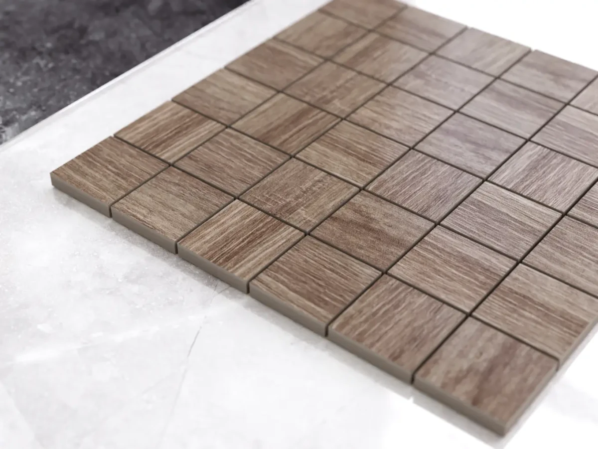 MOZAIKA GRESOWA NATURAL WOOD DREWNOPODOBNA BRĄZOWA B KOSTKA 4.8cm – dekoracyjne do wnętrz – Szklane Mozaiki