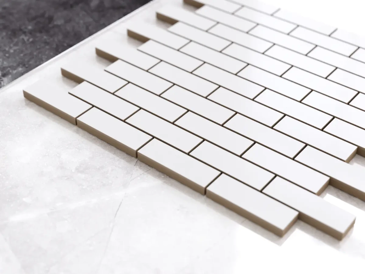MOZAIKA CERAMICZNA BIAŁA WHITE MATOWA CEGIEŁKA MUREK REGULARNY – dekoracyjne do wnętrz – Szklane Mozaiki