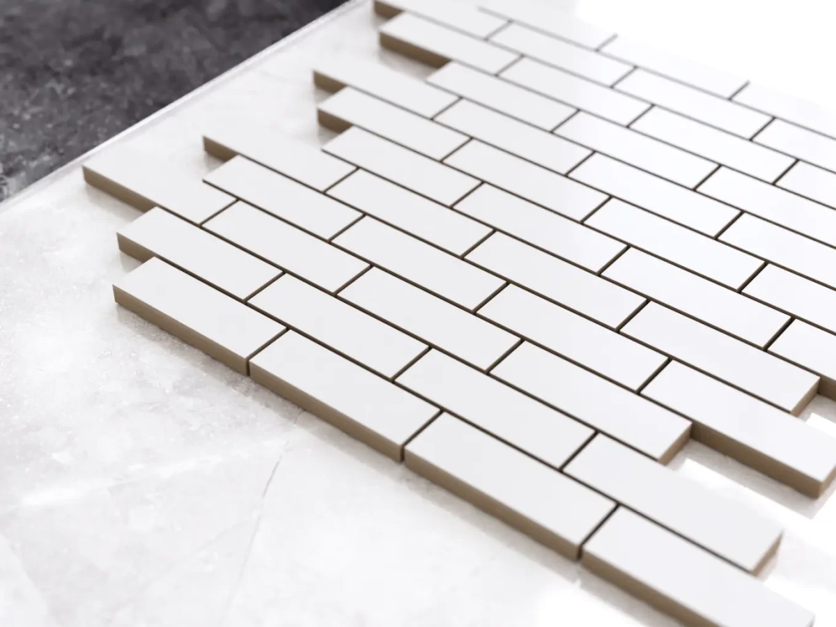 MOZAIKA CERAMICZNA BIAŁA WHITE MATOWA MUREK NIEREGULARNY – dekoracyjne do wnętrz – Szklane Mozaiki