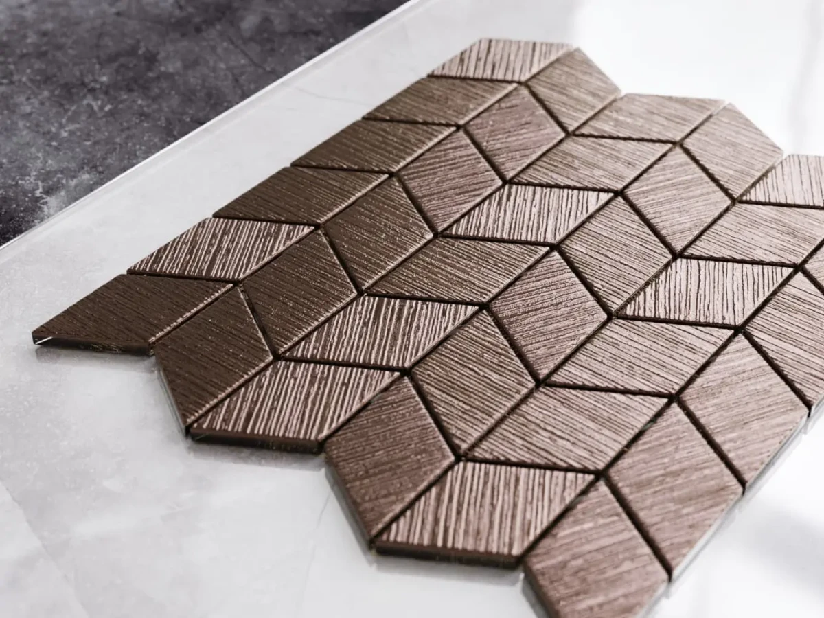MOZAIKA SZKLANA CHEVRON ROMB COPPER ROSE METALIC STRUKTURA – dekoracyjne do wnętrz – Szklane Mozaiki