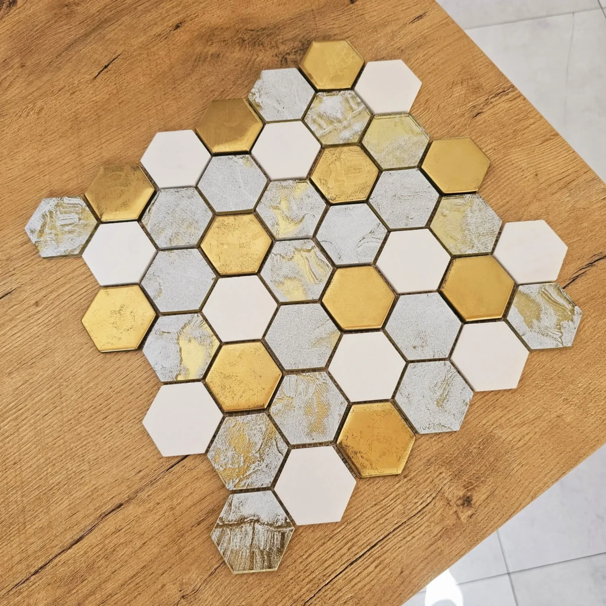Mozaika ceramiczna Heksagon Volcano Gold White - szklanemozaiki.pl