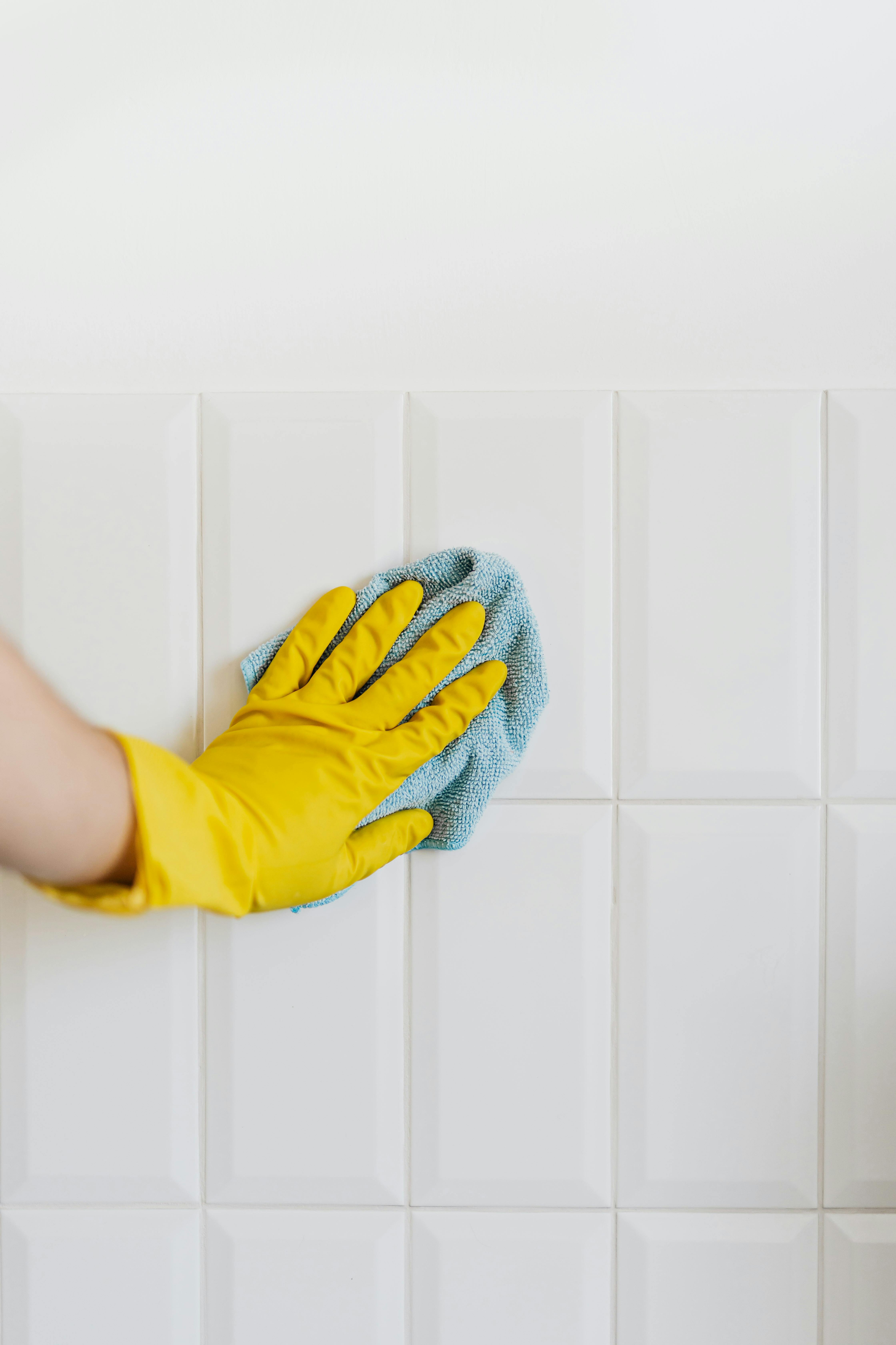 Czyszczenie i pielęgnacja płytek ceramicznych i gresowych – jak dobrać odpowiednie środki